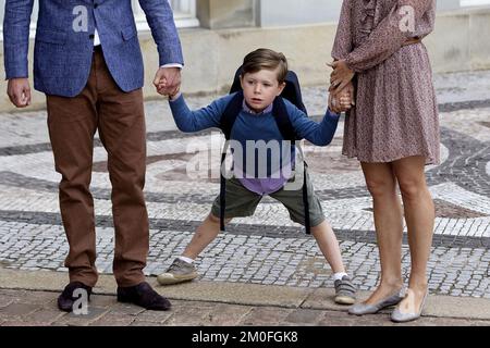 Prinz Christian von Dänemark begann seinen ersten Schultag in Klasse 0 in Tranegaardsskolen in Hellerup, außerhalb von Kopenhagen. Prinz Christian vor Schloss Amalienborg mit seinen Eltern Kronprinz Frederik und Kronprinzessin Mary vor der Abreise zur Schule. Stockfoto