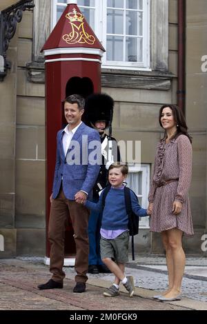 Prinz Christian von Dänemark begann seinen ersten Schultag in Klasse 0 in Tranegaardsskolen in Hellerup, außerhalb von Kopenhagen. Prinz Christian vor Schloss Amalienborg mit seinen Eltern Kronprinz Frederik und Kronprinzessin Mary vor der Abreise zur Schule. Stockfoto