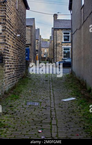 Boothtown ist ein Vorort von Halifax, West Yorkshire, England, der innerhalb von Town ward liegt, einer der 17 Bezirke von Calderdale. Es wurde kürzlich in den Filmen des BBC Drama Happy Valley mit Sarah Lancashire verwendet. Es wurde von den Fabriken der Textilindustrie dominiert. Rawson's Mill auf der Old Lane ist nun stillgelegt und als denkmalgeschütztes Gebäude ausgewiesen. Kredit: Windmill Images/Alamy Live News Stockfoto