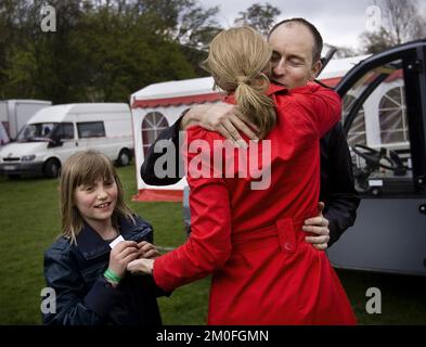 Helle Thorning-Schmidt trifft ihren Mann Stephen Kinnock und ihre Tochter Camilla nach einem Treffen am 1. Mai in Fælledparken. Stockfoto