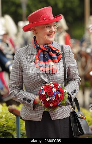 VON POLFOTO: 05/25/2011. Ihre Majestät Königin Margrethe II. Und seine königliche Hoheit Prinz Consort Henrik sind auf ihrer jährlichen Sommerrundfahrt durch Dänemark auf dem königlichen Schiff "Dannebrog". Hier haben sie die Stadt Hadsund erreicht, wo sie die einheimische Bevölkerung treffen und an offiziellen Zeremonien teilnehmen. FOTOGRAF/MICHAEL STUB Stockfoto