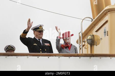 VON POLFOTO: 05/25/2011. Ihre Majestät Königin Margrethe II. Und seine königliche Hoheit Prinz Consort Henrik sind auf ihrer jährlichen Sommerrundfahrt durch Dänemark auf dem königlichen Schiff "Dannebrog". Hier haben sie die Stadt Hadsund erreicht, wo sie die einheimische Bevölkerung treffen und an offiziellen Zeremonien teilnehmen. FOTOGRAF/MICHAEL STUB Stockfoto