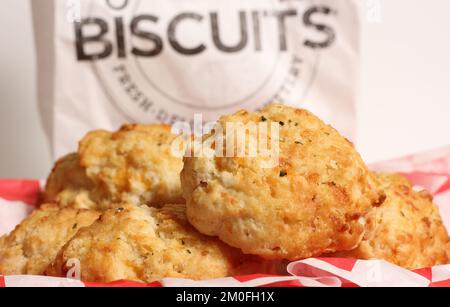 Knoblauchkäse-Kekse mit Biskuit-Zeichen im Hintergrund seichte DOF Stockfoto