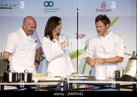 Die dänische Kronprinzessin Mary unterstützt den australischen Koch Matt Moran und den dänischen Koch Rasmus Kofoed bei der Demonstration der dänischen Gastronomie durch den Danish Agriculture and Food Council in Melbourne, Australien, Mittwoch, 23. November 2011. FOTOGRAF SISSE STROYER / POLFOTO Stockfoto