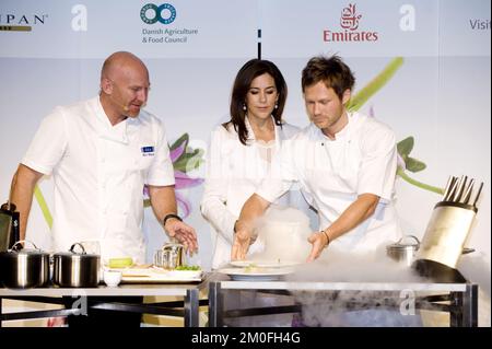 Die dänische Kronprinzessin Mary unterstützt den australischen Koch Matt Moran und den dänischen Koch Rasmus Kofoed bei der Demonstration der dänischen Gastronomie durch den Danish Agriculture and Food Council in Melbourne, Australien, Mittwoch, 23. November 2011. FOTOGRAF SISSE STROYER / POLFOTO Stockfoto