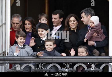 Königin Margrethe von Dänemark feiert 40 Jahre auf dem Thron. Die dänische königliche Familie und ihre Gäste beobachten den Wachwechsel auf dem Platz des Schlosses Amalienborg, von den Balkonen des Christen IX. Schlosses, Amalienborg und Wellen bis zu den vielen Menschen auf dem Schlossplatz. Auf dem Bild. Prinz Joachim, Prinzessin Marie, Prinz Felix, Prinz Nikolai und Prinz Henrik, Kronprinz Frederik und Kronprinzessin Mary mit ihren Kindern Prinz Christian, Prinzessin Isabella, Prinz Vincent und Prinzessin Josephine (Jens Dresling/POLFOTO) Stockfoto