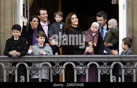 Königin Margrethe von Dänemark feiert 40 Jahre auf dem Thron. Die dänische königliche Familie und ihre Gäste beobachten den Wachwechsel auf dem Platz des Schlosses Amalienborg, von den Balkonen des Christen IX. Schlosses, Amalienborg und Wellen bis zu den vielen Menschen auf dem Schlossplatz. Auf dem Bild. Prinz Joachim, Prinzessin Marie, Prinz Felix, Prinz Nikolai und Prinz Henrik, Kronprinz Frederik und Kronprinzessin Mary mit ihren Kindern Prinz Christian, Prinzessin Isabella, Prinz Vincent und Prinzessin Josephine (Jens Dresling/POLFOTO) Stockfoto