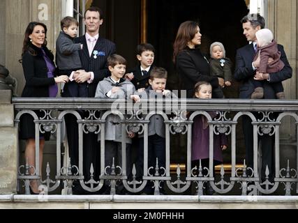 Königin Margrethe von Dänemark feiert 40 Jahre auf dem Thron. Die dänische königliche Familie und ihre Gäste beobachten den Wachwechsel auf dem Platz des Schlosses Amalienborg, von den Balkonen des Christen IX. Schlosses, Amalienborg und Wellen bis zu den vielen Menschen auf dem Schlossplatz. Auf dem Bild. Prinz Joachim, Prinzessin Marie, Prinz Felix, Prinz Nikolai und Prinz Henrik, Kronprinz Frederik und Kronprinzessin Mary mit ihren Kindern Prinz Christian, Prinzessin Isabella, Prinz Vincent und Prinzessin Josephine. (Jens Dresling/POLFOTO) Stockfoto