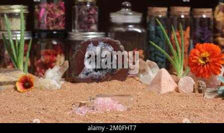 Chakra-Steine mit Aloe Vera-Pflanzen und Räucherkegel auf australischem roten Sand Stockfoto