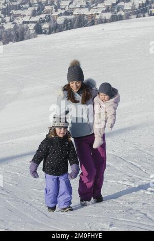 Kronprinz Frederik und Kronprinzessin Mary posieren mit ihren Kindern für Fotografen während ihrer Winterferien in Verbier, Schweiz, Sonntag, 12. Februar 2012. Auf dem Bild. Kronprinzessin Mary mit Prinzessin Josephine und Prinzessin Isabella. FOTOGRAF KLAVS BO CHRISTENSEN / POLFOTO Stockfoto