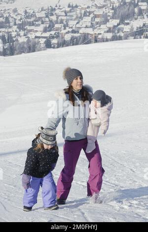 Kronprinz Frederik und Kronprinzessin Mary posieren mit ihren Kindern für Fotografen während ihrer Winterferien in Verbier, Schweiz, Sonntag, 12. Februar 2012. Auf dem Bild. Kronprinzessin Mary mit Prinzessin Josephine und Prinzessin Isabella. FOTOGRAF KLAVS BO CHRISTENSEN / POLFOTO Stockfoto