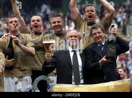 Der FC Copenhagen – Arsenal 3 – 1 FC Copenhagen ist dänischer Champion. Heine Fernandez, Todi Jónsson, Jacob Laursen, Thomas Myhre, Flemming Østergaard und Roy Hodgson freuen sich. (Lars Poulsen/Polfoto) Stockfoto