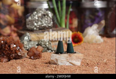 Chakra-Steine mit Aloe Vera-Pflanzen und Räucherkegel auf australischem roten Sand Stockfoto