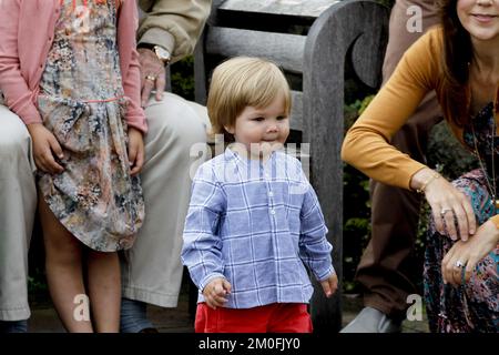 Die dänische Königsfamilie versammelte sich am Freitag, den 20. Juli 2012, bei der jährlichen Fotosession im Graasten Palace in Südjütland. Die Oberärztin sind Königin Margrethe, Prinz Consort Henrik, Kronprinz Frederik, Kronprinzessin Mary, Prinzessin Isabella, Prinz Christian, Prinz Vincent, Prinzessin Benedikte, Prinzessin Alexandra, Gräfin Ingrid und Graf Richard. Prinz Vincent, seine Schwester Prinzessin Josephine konnte wegen Krankheit nicht kommen. (Anders Brohus/POLFOTO) Stockfoto