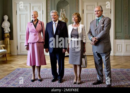 Der deutsche Präsident Joachim Gauck und Frau Daniela Schadt wurden am Dienstag, den 11.. September, empfangen. Im Schloss Fredensborg von Königin Margrethe und Prinz Consort Henrik auf ihrem offiziellen Besuch in Dänemark. (Stine Bidstrup/POLFOTO) Stockfoto