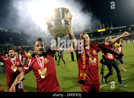 Mikkel Bechmann und Nikolai Stokholm vom FC Nordsjaelland, während sie die Superliga-Trophäe heben Stockfoto