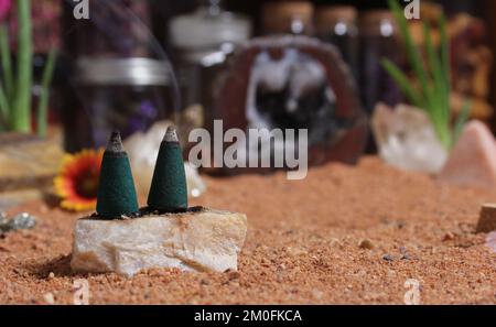 Chakra-Steine mit Aloe Vera-Pflanzen und Räucherkegel auf australischem roten Sand Stockfoto