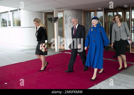 Der slowakische Präsident Ivan Gasparovic und Frau Silvia Gasparovicova werden von der dänischen Königsfamilie empfangen, wenn sie am Flughafen Kopenhagen ankommen, um am 23. Oktober 2012 ihren zweitägigen Staatsbesuch zu Unternehmen. (Lars Just/POLFOTO) Stockfoto