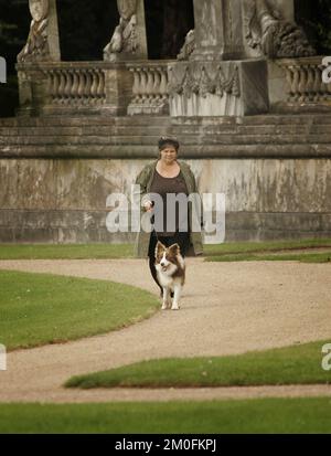 Kronprinzessin Marys Zimmermädchen Mrs. Tina Jorgensen starb am Montag, 53 Jahre alt. Auf dem Bild. Sie führt mit Kronprinzessin Marys Hund Ziggy in Fredensborg Gassi. FOTOGRAF LARS E. ANDREASEN/POLFOTO (Dateifoto 21-09-2005) Stockfoto