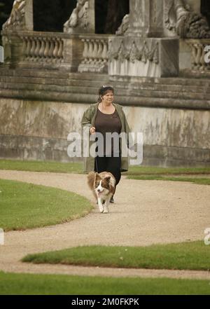 Kronprinzessin Marys Zimmermädchen Mrs. Tina Jorgensen starb am Montag, 53 Jahre alt. Auf dem Bild. Sie führt mit Kronprinzessin Marys Hund Ziggy in Fredensborg Gassi. FOTOGRAF LARS E. ANDREASEN/POLFOTO (Dateifoto 21-09-2005) Stockfoto