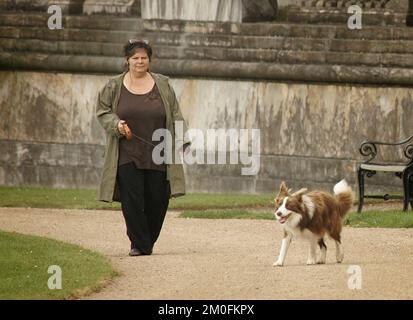 Kronprinzessin Marys Zimmermädchen Mrs. Tina Jorgensen starb am Montag, 53 Jahre alt. Auf dem Bild. Sie führt mit Kronprinzessin Marys Hund Ziggy in Fredensborg Gassi. FOTOGRAF LARS E. ANDREASEN/POLFOTO (Dateifoto 21-09-2005) Stockfoto