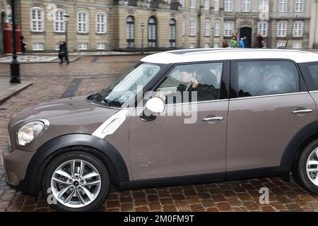 Prinz Vincent und Prinzessin Josephine feiern ihren 2-jährigen Geburtstag am 8.. Januar. 2013. Königin Margrethe, Prinz Consort Henrik, Prinz Joachim und Prinzessin Marie besuchten den Palast von Frederik VIIIÂ mit Geburtstagsgeschenken für die Zwillinge. Krone Prinzessin Mary auf dem Weg mit Prinz Christian und Prinzessin Isabella in ihrem Mini Cooper. FOTOGRAF MICHAEL STUB/POLFOTO Stockfoto