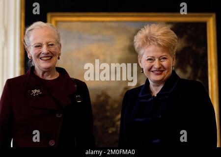 Die litauische Präsidentin Dalia Grybauskaite wurde am Dienstag während seines offiziellen Besuchs in Dänemark von Königin Margrethe II in Amalienborg empfangen. (Finn Frandsen / POLFOTO) Stockfoto