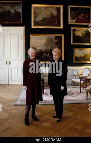 Die litauische Präsidentin Dalia Grybauskaite wurde am Dienstag während seines offiziellen Besuchs in Dänemark von Königin Margrethe II in Amalienborg empfangen. (Finn Frandsen / POLFOTO) Stockfoto