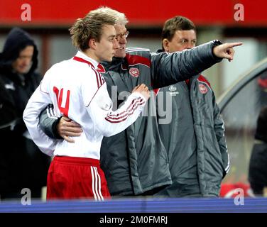 Dänemarks jüngster Debütant Christian Eriksen wird vom Trainer Morten Olsen beim Spiel gegen Österreich im Ernst-Happel-Stadion in Wien unterrichtet Stockfoto