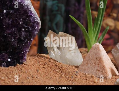 Amethyst Stone und Quartz Kristalle auf australischem Meditationsaltar Stockfoto