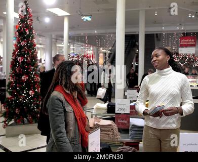 Die US-amerikanische Tennisspielerin Venus Williams verbrachte ihren ersten Tag in Kopenhagen beim Einkaufen im „Magasin“. Sie hatte ihre ältere Schwester Lyndrea mit nach Dänemark gebracht. - Ich bin ein Mädchen, also gehe ich gern einkaufen. Ich habe alle meine Kreditkarten mitgebracht, sie sagte es der Presse, lachend. Stockfoto