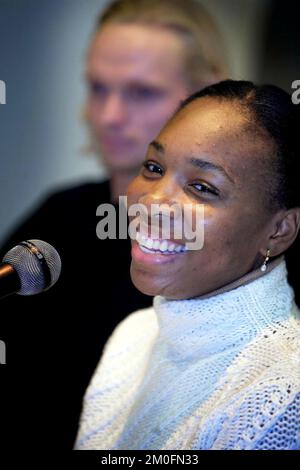 Die US-amerikanische Tennisspielerin Venus Williams verbrachte ihren ersten Tag in Kopenhagen beim Einkaufen im „Magasin“. Sie hatte ihre ältere Schwester Lyndrea mit nach Dänemark gebracht. - Ich bin ein Mädchen, also gehe ich gern einkaufen. Ich habe alle meine Kreditkarten mitgebracht, sie sagte es der Presse, lachend. Stockfoto