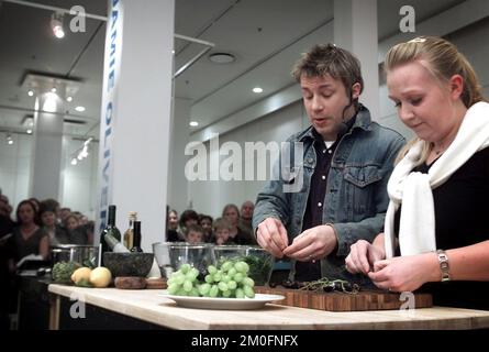 PA-FOTOS / POLFOTO - nur FÜR Großbritannien: Der heißeste junge Star der Fernsehkocherei, Jamie Oliver, war gestern kurz in Kopenhagen. Er war im Einkaufszentrum 'Illum', wo er Leute aus der Krone einlud, ihm beim Kochen zu helfen. *... da war eine riesige Menge, die aufgetaucht war, um einen Blick auf den beliebten Koch zu erhaschen. Stockfoto