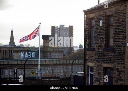 Boothtown ist ein Vorort von Halifax, West Yorkshire, England, der innerhalb von Town ward liegt, einer der 17 Bezirke von Calderdale. Es wurde kürzlich in den Filmen des BBC Drama Happy Valley mit Sarah Lancashire verwendet. Es wurde von den Fabriken der Textilindustrie dominiert. Rawson's Mill auf der Old Lane ist nun stillgelegt und als denkmalgeschütztes Gebäude ausgewiesen. Kredit: Windmill Images/Alamy Live News Stockfoto