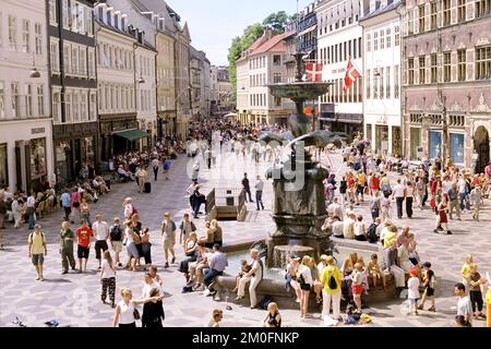 Leute, die in einem der charmantesten und aufregendsten Geschäfte und Boutiquen in der berühmten Fußgängerzone, Str Get, einkaufen. Das Bild zeigt Str GET und H jbro Plads. Der Platz hat seinen Namen (H jbro bedeutet hohe Brücke) nach der Brücke, die zur Burg Christiansborg führt. Stockfoto