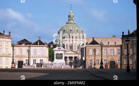 Schloss Amalienborg ist die Heimat der königlichen dänischen Familie. Der prächtige Platz von Amalienborg, auf dem sich die königliche Garde jeden Tag um 12 Uhr wechselt und die Dänen jedes Jahr am 16. April zusammentreffen, um den Geburtstag der Königin zu feiern. Auf der Rückseite sehen Sie die Silhouette der Marmorkirche. (Amalienborg Slotsplads). Stockfoto