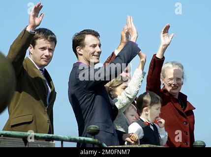 Von links Kronprinz Frederik, Prinz Joachim, Prinzessin Alexandra mit ihren Txo-Kindern Felix und Nikolai, hinter Prinz Henrik und Königin Margrethe. Königin Margrethe von Dänemark wird heute 63 Jahre alt und hat beschlossen, ihren Geburtstag auf Schloss Marselisborg in Aarhus zu feiern. Die Königin erschien auf dem Balkon und erhielt Grüße von den Menschen. Stockfoto