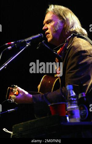 Neil Young im Konzert. Die 57-jährige Künstlerin spielte im „Falconer“ in Kopenhagen. In den ersten 100 Minuten spielte er nur Lieder seines neuesten Albums. Danach gab er dem Publikum, was sie wollten, all seine alten Hits. Stockfoto