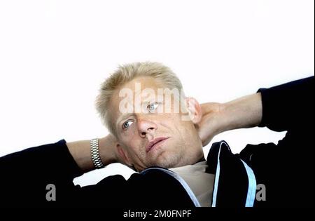 Der dänische Torhüter Peter Schmeichel (39) spielte sein letztes Spiel für Manchester City am 05.11.03. „20 Jahre lang Fußball zu spielen war mein Leben, und es ist schwer zu akzeptieren, dass um 16:50 Uhr in der Maine Road der letzte Pfeifen erklingt“. * Kevin Keegan, Manager von Manchester City, sagte: „Sie haben den besten Torwart gesehen, den die Premier League je gesehen hat.“ Stockfoto