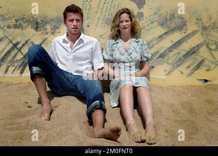 Der Schauspieler Nikolaj Lie Kaas und die Schauspielerin Maria Bonnevie werben für den neuen dänischen Film „Reconstruction“ auf den 51. Filmfestspielen in Cannes. Stockfoto