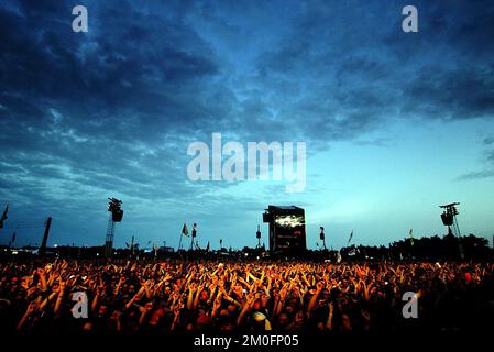 Ein allgemeiner Blick auf das Publikum beim Roskilde Festival '03 in Dänemark. Stockfoto