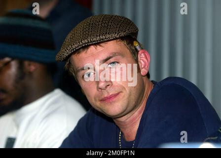 Leadsänger von Blur, Damon Albarn mit af Joint hinter seinem Ohr während eines Pressetreffens beim Roskilde Festival. Stockfoto