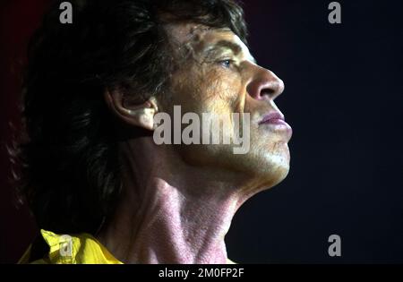 Mick Jagger tritt auf der Bühne während des Rolling Stones Konzerts in Kopenhagen auf. Stockfoto