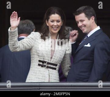 Kronprinz Frederik und Mary Donaldson auf dem Balkon des Christen IX. Palastes bei ihrer königlichen Verlobung. Dies ist das erste Bild von ihnen zusammen seit der offiziellen Verlobung. Das glückliche Paar winkt der Menge vom Balkon des Amalienborg Palastes zu. Stockfoto