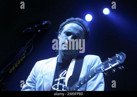 Travis Frontmann Fran Healy spielt in "Valby hallen". Nur die Hälfte der Tickets wurde verkauft, aber die Menge und die Kritiker waren mit der Band und ihrer Aufführung zufrieden. Stockfoto