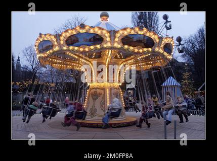 In Tivoli gibt es kein Weihnachten wie Weihnachten. Weihnachten in Tivoli präsentiert alle Freuden von Weihnachten. Im Zentrum des Tivoli finden Sie ein großes Zelt, in dem sich das Dorf „Nissek bing“ befindet, eine Ausstellung mit Hunderten von mechanischen Statuen und Figuren. Sie können auch einen Spaziergang durch die Miniaturdörfer machen und die Geschäfte voller Geschenke und Leckereien genießen. 25 Fahrgeschäfte sind geöffnet. Stockfoto