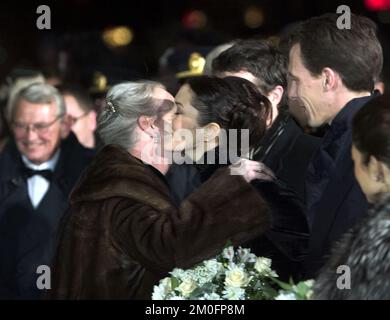 Die dänische Premiere des Herrn der Ringe: Rückkehr des Königs. Das Bild zeigt: Königin Margrethe küsst Mary Donaldson auf die Wange. Stockfoto