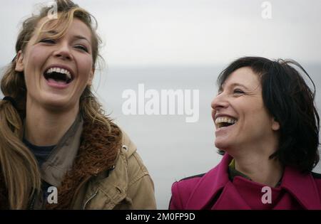 Die Hollywood-Schauspielerin Connie Nielsen (links) spielt zum ersten Mal in einem dänischen Film mit. Der Titel lautet „Brodre“ (Brüder) und die Regisseurin ist Susanne Bier (rote Jacke). Connie Nielsen ist bekannt für ihre Rollen bei Gladiator, The Haunted und One Hour Photo. Stockfoto