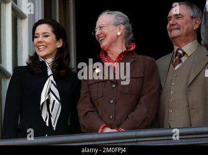 Königin Margrethe feiert ihren Geburtstag und winkt der Menge zu, die sich im Schloss Amalienborg, der Residenz der dänischen Königsfamilie, versammelt hat. Hier wird die Königin von ihrem Ehemann Prinz Henrik und der zukünftigen Prinzessin von Dänemark Mary Donaldson begleitet. Stockfoto