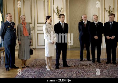 Die dänische Regierung überreichte ihr offizielles Hochzeitsgeschenk, einen handgewebten Teppich aus Tabriz im Iran an Kronprinz Frederik und die zukünftige Kronprinzessin Mary bei einer Zeremonie im Schloss Amalienborg. Stockfoto